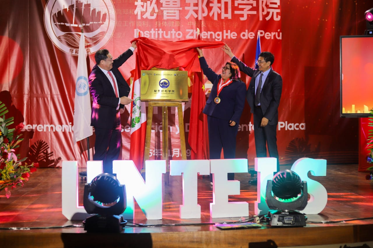 Primera develación de placa del Instituto Zheng He en la sede de la UNTELS